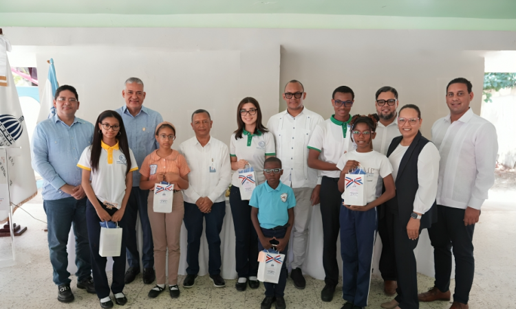 INABIE entrega 124 lentes correctivos a estudiantes del Distrito Educativo 11-02 de Puerto Plata
