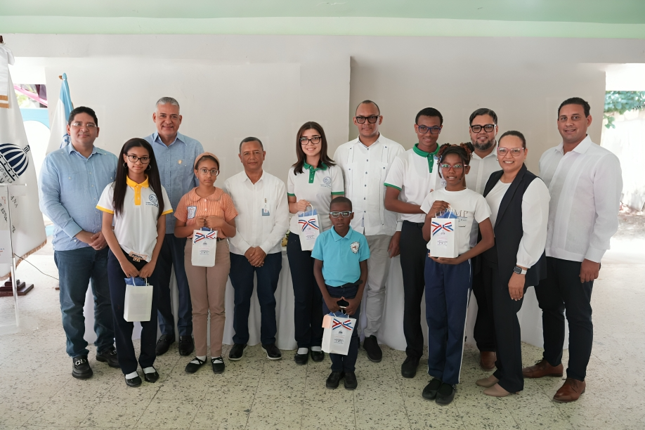 INABIE entrega 124 lentes correctivos a estudiantes del Distrito Educativo 11-02 de Puerto Plata