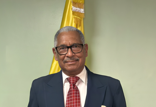 Dr. Domingo Peña Nina lanza "Padres de nuevo" en emotivo acto encabezado por ADOMERE y el Colegio Médico Dominicano