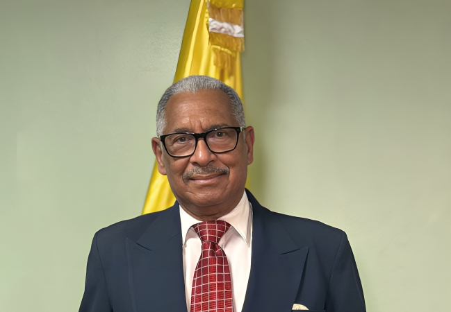 Dr. Domingo Peña Nina lanza "Padres de nuevo" en emotivo acto encabezado por ADOMERE y el Colegio Médico Dominicano