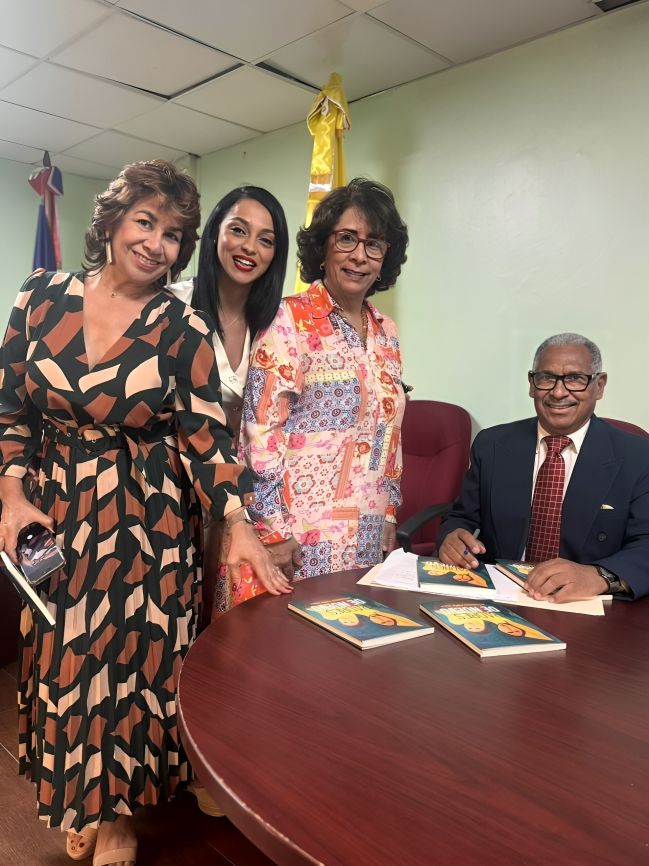 Dr. Domingo Peña Nina lanza "Padres de nuevo" en emotivo acto encabezado por ADOMERE y el Colegio Médico Dominicano