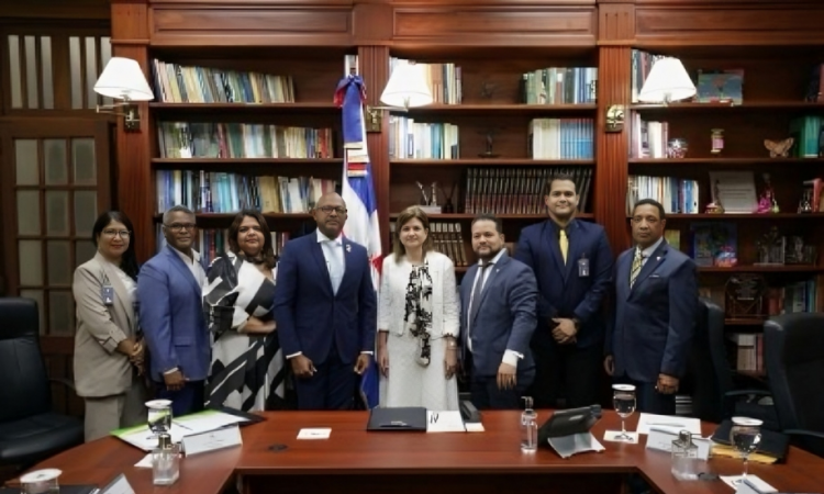 Vicepresidenta Raquel Peña se reúne con directiva del CMD para fortalecer sector salud