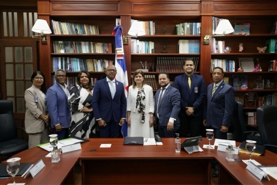 Vicepresidenta Raquel Peña se reúne con directiva del CMD para fortalecer sector salud