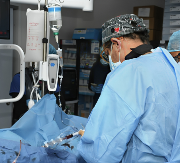 Dr. Pedro Ureña lidera innovación en cardiología con uso de guías de presión y flujo de alta sensibilidad