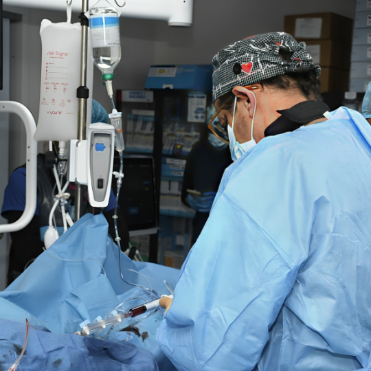 Dr. Pedro Ureña lidera innovación en cardiología con uso de guías de presión y flujo de alta sensibilidad