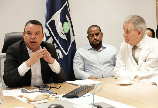 Julio Landrón encabeza reunión estratégica con directores de hospitales para operativo de Semana Mayor