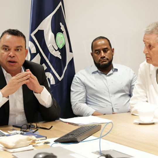 Julio Landrón encabeza reunión estratégica con directores de hospitales para operativo de Semana Mayor