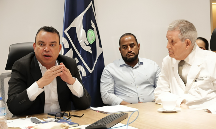 Julio Landrón encabeza reunión estratégica con directores de hospitales para operativo de Semana Mayor