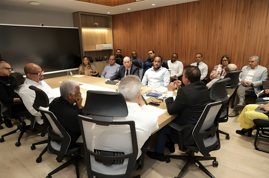 Julio Landrón encabeza reunión estratégica con directores de hospitales para operativo de Semana Mayor