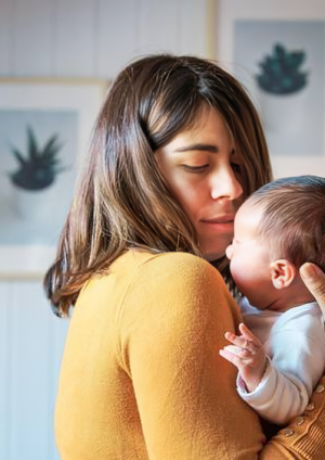 Especialista de Mayo Clinic alerta sobre señales de alarma en el posparto que no deben ignorarse