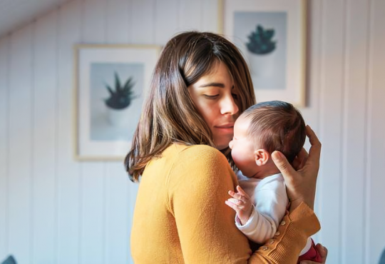 Especialista de Mayo Clinic alerta sobre señales de alarma en el posparto que no deben ignorarse