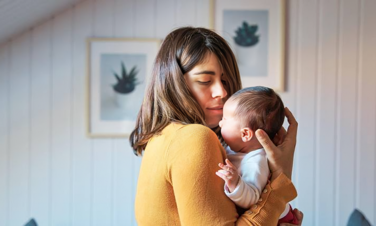 Especialista de Mayo Clinic alerta sobre señales de alarma en el posparto que no deben ignorarse