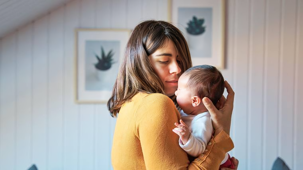 Especialista de Mayo Clinic alerta sobre señales de alarma en el posparto que no deben ignorarse