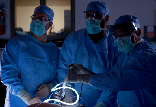 Cirugía de cáncer colorrectal: Especialista de Mayo Clinic explica cuándo es el primer paso y cómo se decide el tratamiento