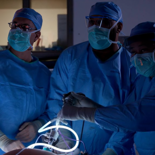 Cirugía de cáncer colorrectal: Especialista de Mayo Clinic explica cuándo es el primer paso y cómo se decide el tratamiento