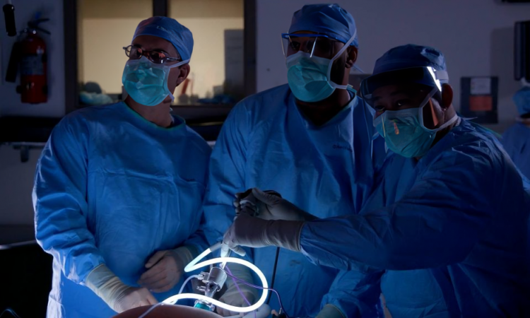 Cirugía de cáncer colorrectal: Especialista de Mayo Clinic explica cuándo es el primer paso y cómo se decide el tratamiento