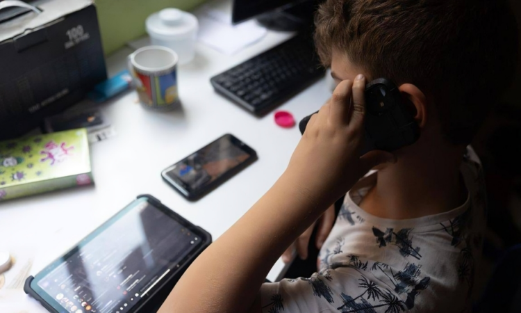 Sociedad Española de Neurología Pediátrica alerta sobre "autismo digital" por uso abusivo de pantallas en niños