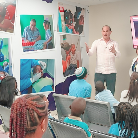 INABIE suma 20 cirugías oculares en su gestión: segunda jornada beneficia a nueve estudiantes con procedimientos de alta especialidad