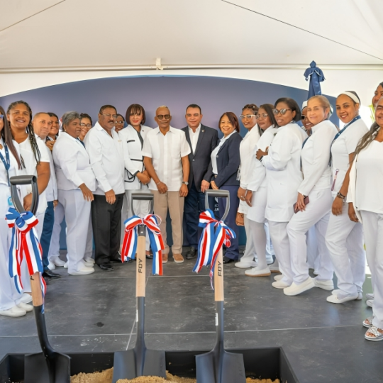 Director del SNS da primer palazo para la construcción del Hospital Pediátrico San Andrés en Boca Chica