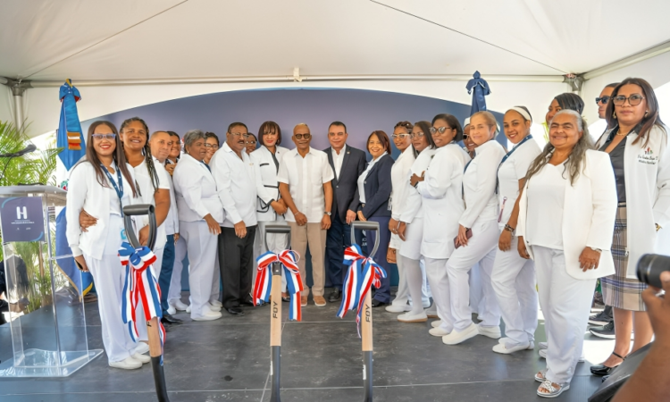 Director del SNS da primer palazo para la construcción del Hospital Pediátrico San Andrés en Boca Chica