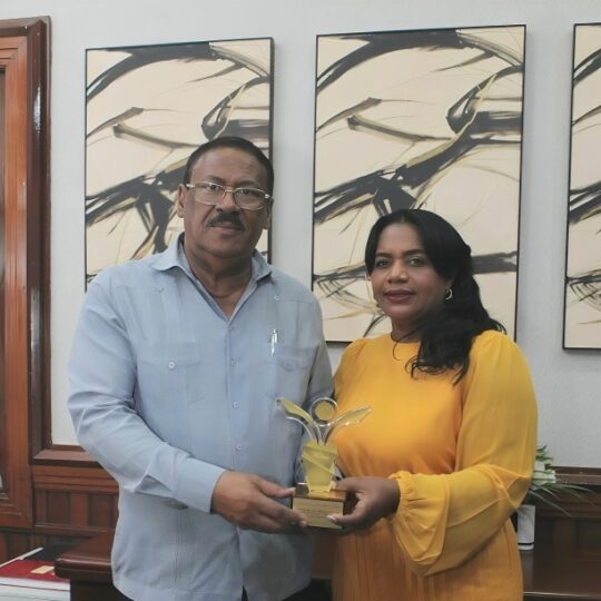 SRSO felicita a la doctora Glendis Ozuna Feliciano por reconocimiento recibido en la octava Gala Premios Vive Sano 2026