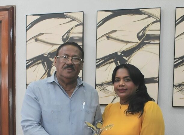 SRSO felicita a la doctora Glendis Ozuna Feliciano por reconocimiento recibido en la octava Gala Premios Vive Sano 2026