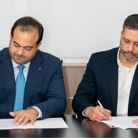 Amadita Laboratorio Clínico y Spine Center formalizan acuerdo para optimizar atención a pacientes con afecciones de columna vertebral