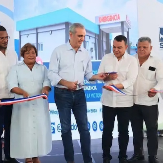 Presidente Abinader pone en funcionamiento nueva emergencia y áreas remozadas del Hospital Municipal La Victoria