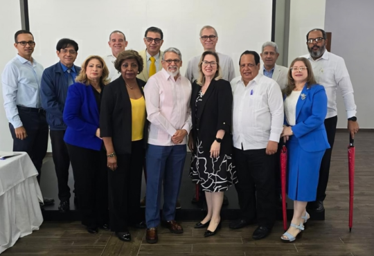 ADOFEM y OPS abordan proyectos de salud y formación de recursos humanos