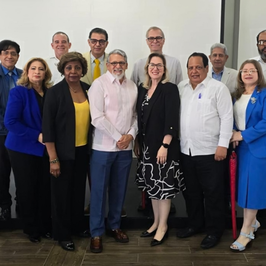 ADOFEM y OPS abordan proyectos de salud y formación de recursos humanos