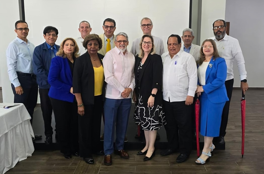 ADOFEM y OPS abordan proyectos de salud y formación de recursos humanos