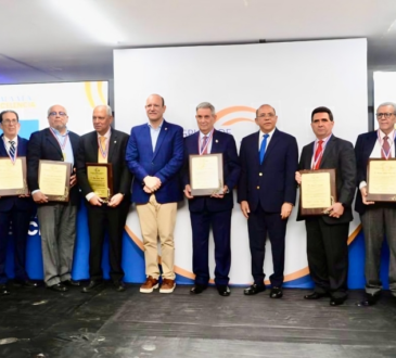 Reconocen a ocho personalidades destacadas en el sector salud del país