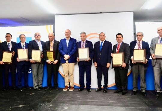 Reconocen a ocho personalidades destacadas en el sector salud del país