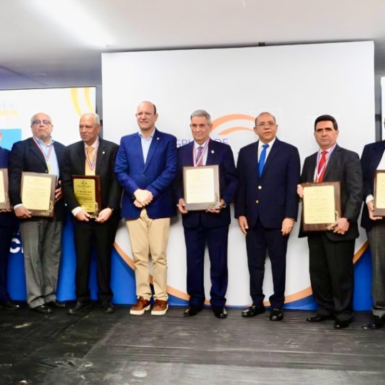 Reconocen a ocho personalidades destacadas en el sector salud del país