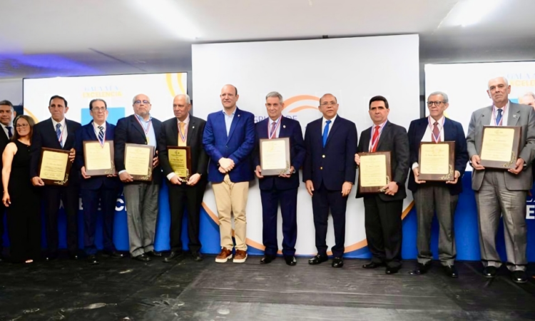 Reconocen a ocho personalidades destacadas en el sector salud del país