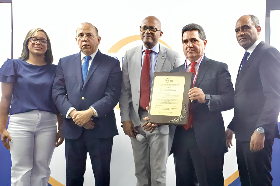 Reconocen a ocho personalidades destacadas en el sector salud del país