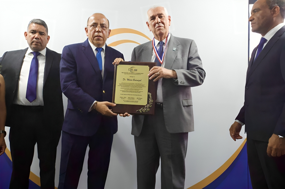 Reconocen a ocho personalidades destacadas en el sector salud del país