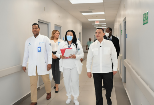 Dr. Julio Landrón supervisa áreas clave del Hospital Mario Tolentino Dipp durante visita sorpresa