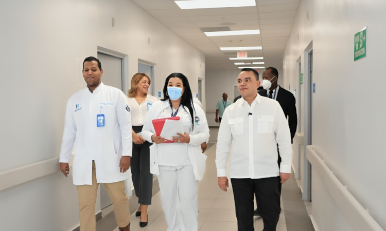 Dr. Julio Landrón supervisa áreas clave del Hospital Mario Tolentino Dipp durante visita sorpresa