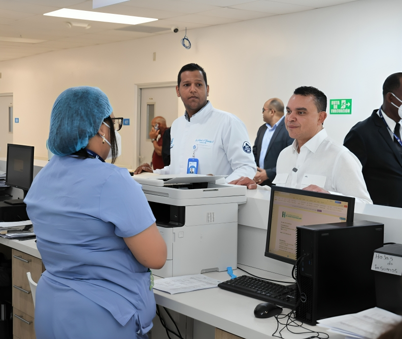 Dr. Julio Landrón supervisa áreas clave del Hospital Mario Tolentino Dipp durante visita sorpresa