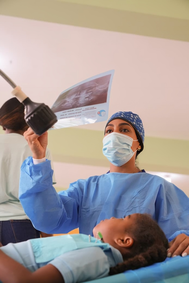 El INABIE interviene Sabana Perdida con jornada de salud en beneficio de más de 1,000 estudiantes