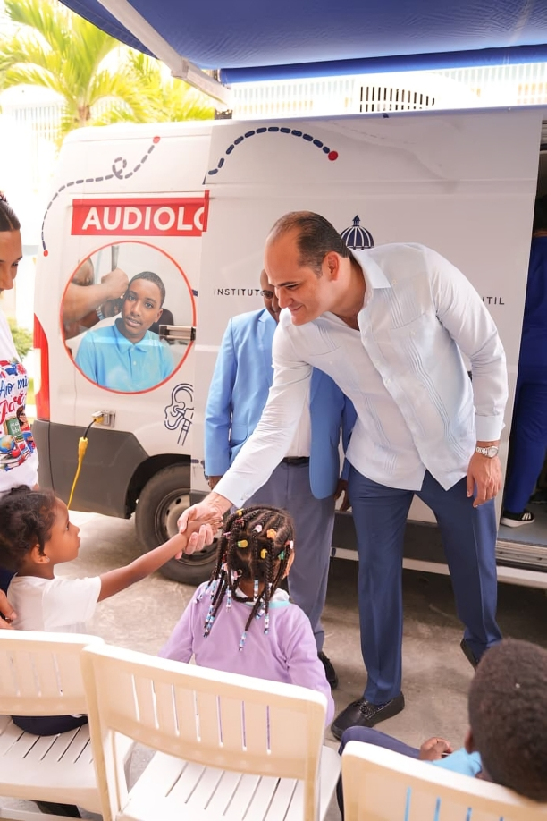 El INABIE interviene Sabana Perdida con jornada de salud en beneficio de más de 1,000 estudiantes