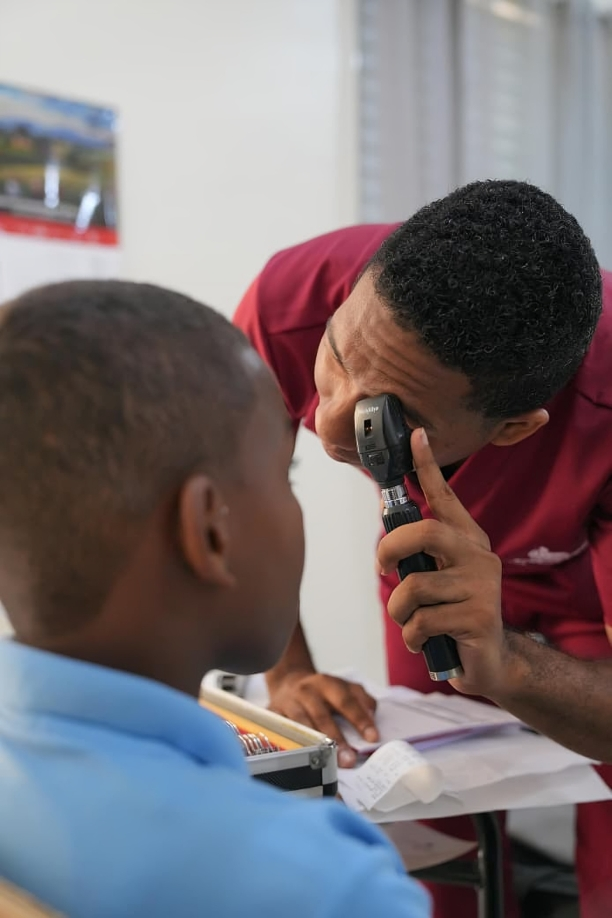 El INABIE interviene Sabana Perdida con jornada de salud en beneficio de más de 1,000 estudiantes