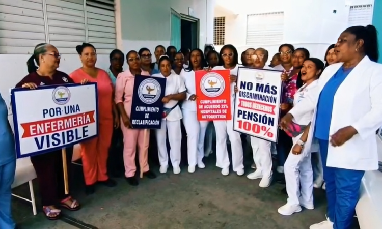 Gremios de enfermería del hospital Matías Ramón Mella realizan paro de labores en demanda de cumplimiento de acuerdos con el SNS