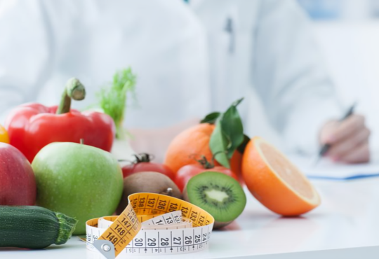 Experta de Mayo Clinic ofrece estrategias nutricionales para manejar náuseas, cambios de peso y alteraciones del gusto durante tratamiento oncológico
