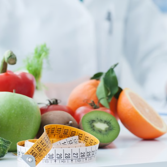 Experta de Mayo Clinic ofrece estrategias nutricionales para manejar náuseas, cambios de peso y alteraciones del gusto durante tratamiento oncológico