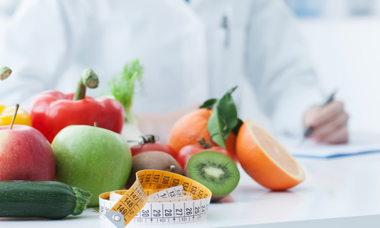 Experta de Mayo Clinic ofrece estrategias nutricionales para manejar náuseas, cambios de peso y alteraciones del gusto durante tratamiento oncológico