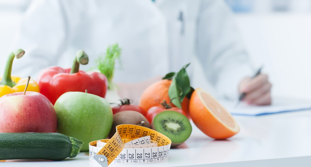 Experta de Mayo Clinic ofrece estrategias nutricionales para manejar náuseas, cambios de peso y alteraciones del gusto durante tratamiento oncológico