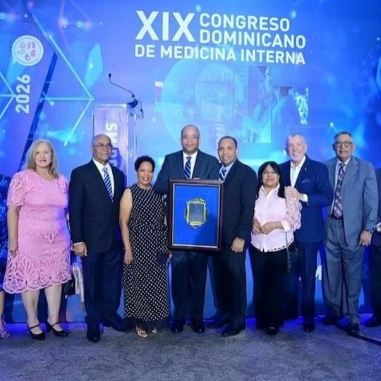 Doctor Fausto Hiraldo Zabala es reconocido por sus aportes y trayectoria en medicina interna