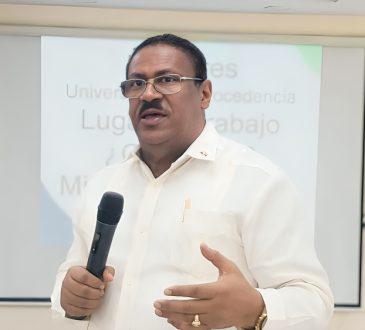 El SRSO realiza inducción a decenas de nuevos médicos pasantes